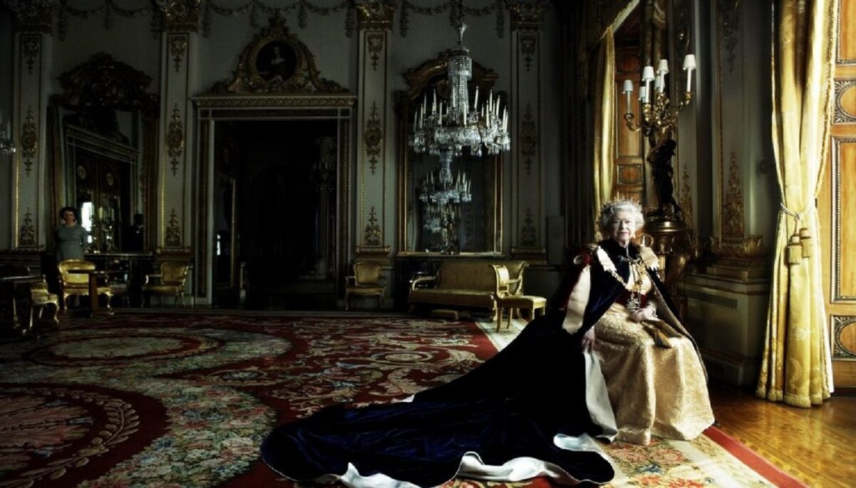Un ritratto inedito della Regina Elisabetta II, una vita passata a servire il suo popolo tra scandali e richiami di stile.