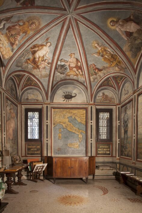 Casa degli atellani I sontuosi affreschi con particolare scorpione