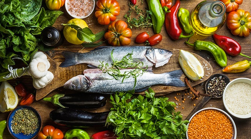 Alcuni alimenti ammessi alla vera dieta mediterranea. Pesce, legumi e verdura.