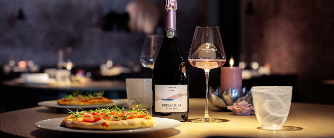 Bottiglia di brezza riva rosé con abbinamento pizza