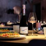 Bottiglia di brezza riva rosé con abbinamento pizza